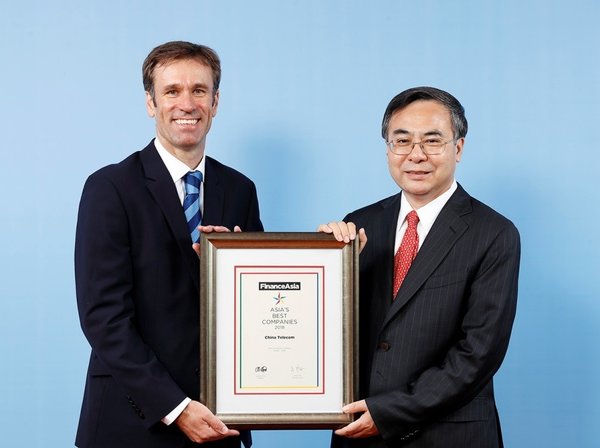 刘爱力总裁（右）接受《金融亚洲》颁发“最受尊崇企业大奖（2009-2018）”