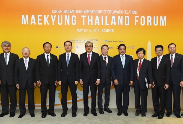 Thai Deputy Prime Minister, Dr. Somkid Jatusripitak, (5th from left), has recently joined a seminar on “Korea-Thailand 60th Anniversary of Diplomatic Relations: Maekyung Thailand Forum”, at Siam Kempinski Hotel Bangkok. The event, attended by over 180 Korean business figures and high ranking government officials, aimed to provide information on business, trade and investment opportunities in Thailand.