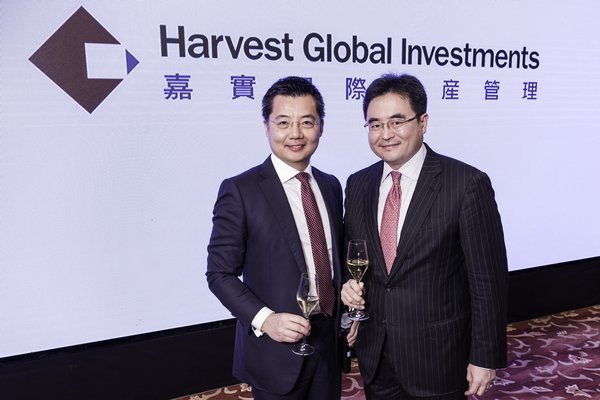 Harvest Global Investmentsのジェームズ・スン最高経営責任者（CEO）とHarvest Fund Managementのジン・レイ社長が香港でHarvest Global Investmentsの10周年を祝う