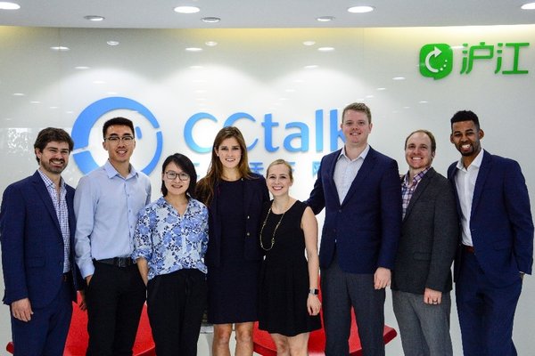 The team of students from Harvard Business School take a picture with CCtalk President Kong Wei (third left) after the program’s completion.