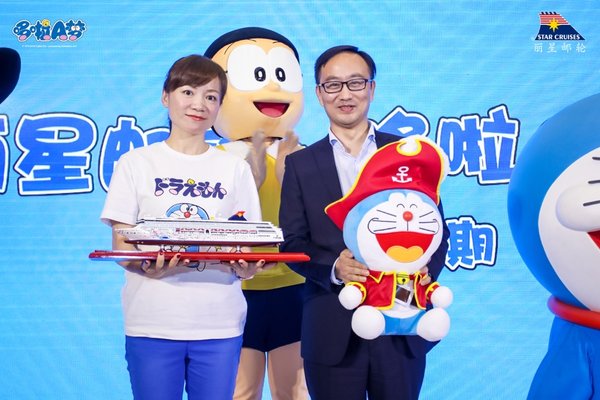 艾影（上海）商贸有限公司总经理朱晓菊女士（图左）与云顶邮轮集团销售高级副总裁周洲先生（图右）交换礼物。
