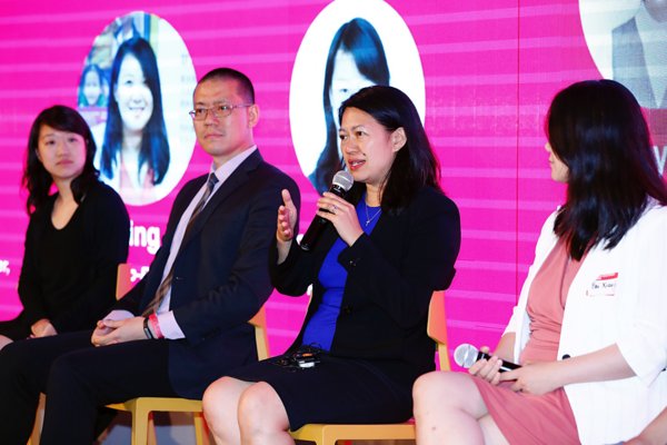 拜耳集团大中华区总裁朱丽仙（右2）等企业高层和投资人进行专题讨论