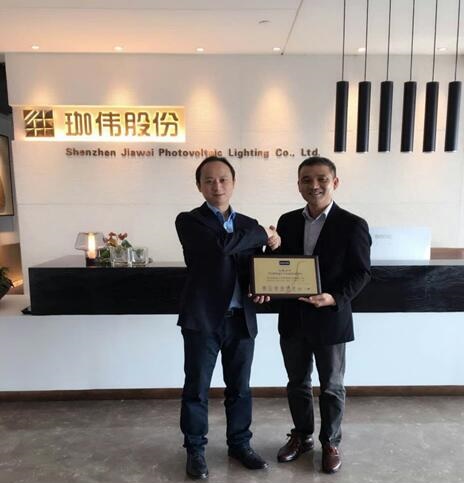 Intertek天祥集团电子电气事业部华南区总监谢秀杰先生（右）为珈伟集团CEO李雳先生（左）授牌