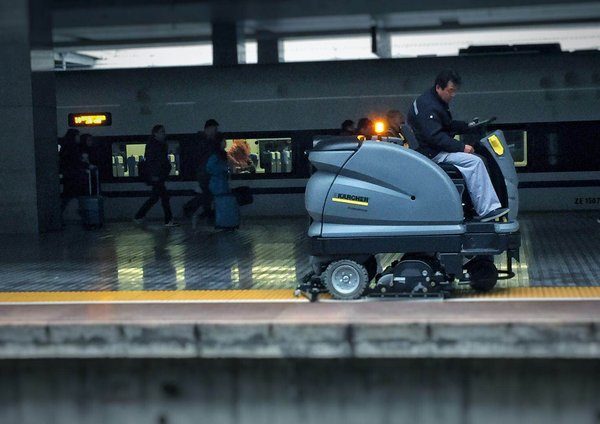 卡赫驾驶式洗地机正在为虹桥火车站站台提供清洁服务