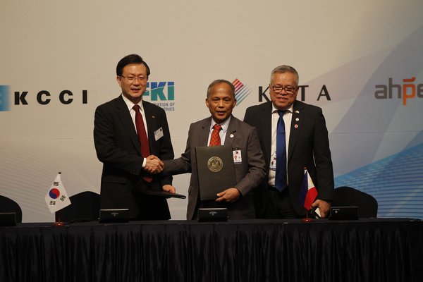 Yu Jeong-Joon, SK E&S President and Chief Executive Officer (left), Alfonso Cusi, Department of Energy Secretary (middle) and Ramon Lopez, Department of Trade and Industry Secretary (right) participating in a photo opportunity after signing the LOI.