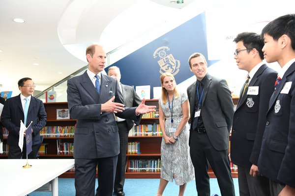 爱德华王子和参与爱丁堡公爵奖的哈罗学生亲切交流
