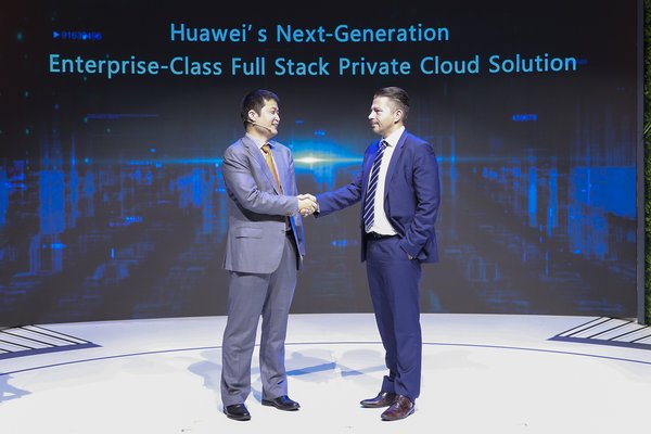 William Dong (trái), Phó Chủ tịch bán hàng giải pháp tiếp thị, Huawei Enterprise Business Group và Stefan Soldat (phải), Giám đốc điều hành của DU-IT ra mắt giải pháp đám mây riêng FusionCloud 6.3