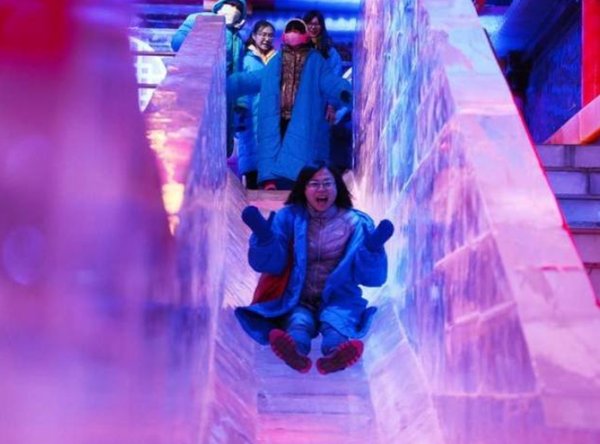 市民体验冰雕滑梯 图片以实景为准