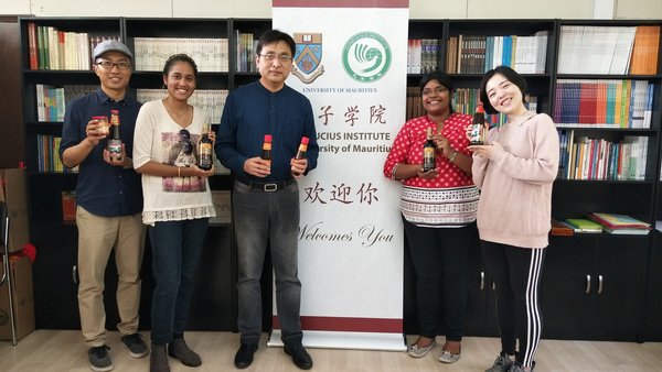 李锦记捐赠的酱料产品受到毛里求斯大学孔子学院志愿者师生的热烈欢迎