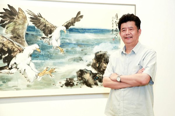 徐晋平老师与他的作品《鹰击长空》