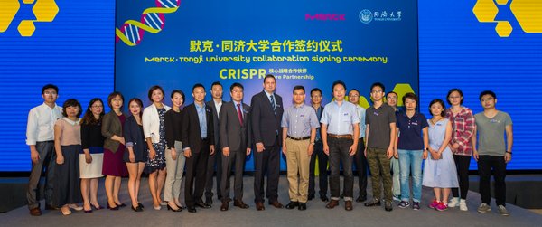 Professor Shaorong Gao, Dean of the School of Life Science and Technologies, Tongji University and Steve Vermant, Managing Director of Life Science China, Merck attended the signing ceremony.