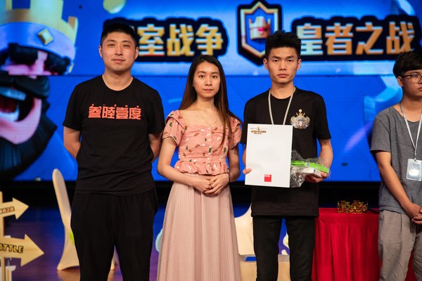 361度代表为即将代表中国出战本届亚运的电竞选手黄成辉颁奖