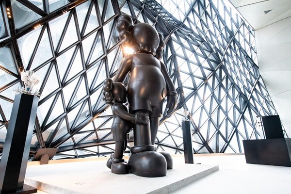 世界知名艺术家KAWS于摩珀斯酒店的当代视觉艺术空间“艺赏二十三”的大型雕塑作品《Good Intentions》。
