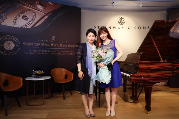施坦威钢琴亚太区总裁位炜女士(左）携手世界著名钢琴家、施坦威艺术家陈萨女士（右）合影