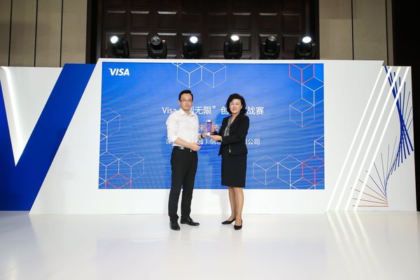 Visa大中华区总裁于雪莉女士（右）为2018 Visa“创无限”创新大赛中国区获奖者深迪思（上海）信息技术有限公司颁奖