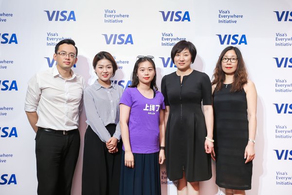 2018 Visa“創(chuàng)無限”創(chuàng)新大賽中國區(qū)五位獲獎企業(yè)代表合影留念。從左至右分別為深迪思（上海）信息技術有限公司、杭州兌吧網絡科技有限公司、上海鯨科信息科技有限公司、杭州迪火科技有限公司及廣州蟻道互聯(lián)網有限公司代表