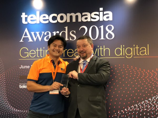 香港寬頻持股管理人及營運總裁黎汝傑代表接受亞洲電訊獎2018頒發的兩項大獎 -- 「较佳寬頻營運商」及「较佳流動虛擬網絡營辦商」。