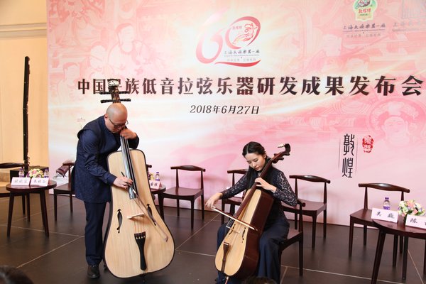 上海民族乐团低声部演奏家拉奏瓷瓶形民族低音拉弦乐器