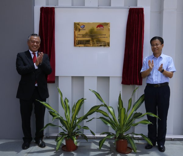 李锦记酱料集团主席李惠中先生(左）与深圳市太空科技南方研究院领导为联合实验室揭牌