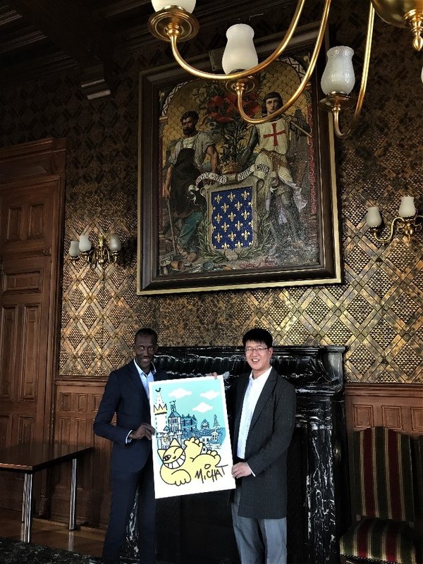 Mr Bally Bagayoko Vice Mayor of Saint-Denis (left) with Mr Jerome Ang Chairman of Belt and Road Fintech Development center (right)