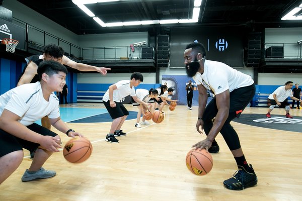 詹姆斯-哈登在篮球训练课上为孩子们带来专业指导