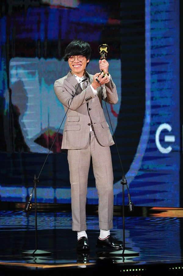 คำบรรยายภาพ - Crowd Lu คว้ารางวัลนักแต่งเพลงยอดเยี่ยมจากงานประกาศรางวัล GMA ครั้งที่ 29