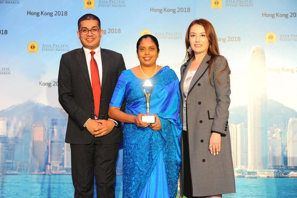 BoardPAC Director and CEO Ms Lakmini Wijesundera (centre) and Chief Operating Officer Mr Rajitha Kuruppumulle (left) receive the Stevie award in Hong Kong. Photo credit: www.BoardPAC.co