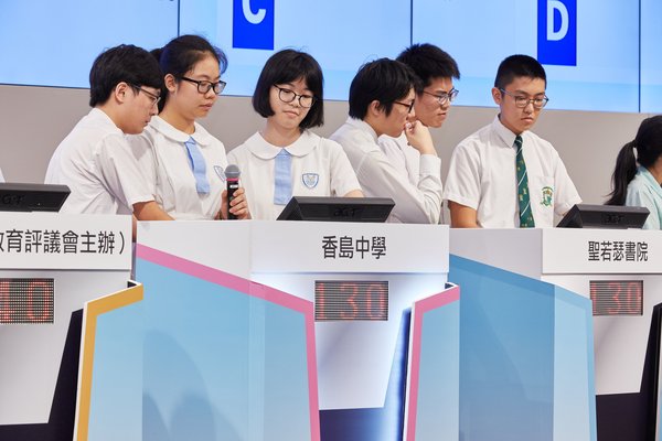 今屆「全港通識理財問答比賽」總決賽於香港交易所舉行，總決賽分別設有情境題及搶答題環節，圖為冠軍隊伍作答情境題情況。