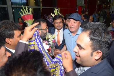 印度当地经销商在英迪拉甘地机场以鲜花和热情的问候迎接李金元董事长