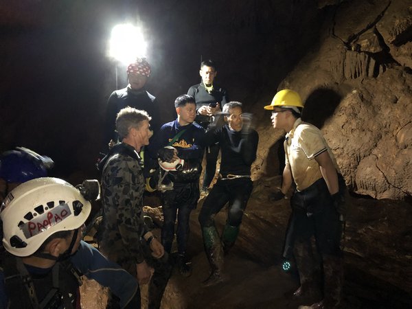 Jason Wang (phải), một nhân viên của Foton Thái Lan, bước vào hang động, làm người phiên dịch cho đội cứu hộ