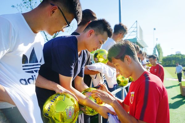 武磊、颜骏凌、蔡慧康、王燊超4名上港球星依次为粉丝签名