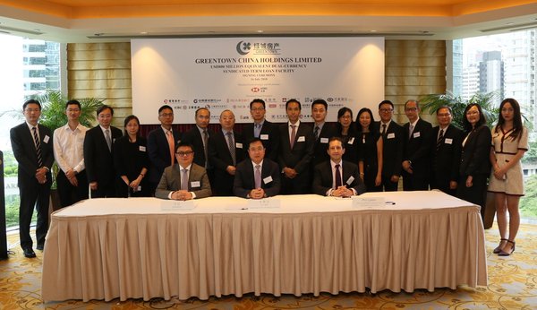 On 16 July, Greentown hosted a loan agreement signing ceremony in relation to its US$800 million equivalent dual-currency USD and HKD unsecured term loan facility with 18 major banks in Hong Kong lead arranged by The Hongkong and Shanghai Banking Corporation Limited. Mr. Li Qingan, Executive Director of Greentown China (middle in the front row) and Mr. Simon Fung, Chief Financial Officer of Greentown China (left in the front row) attended the ceremony.