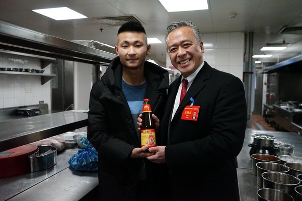 2018年1月，李锦记酱料集团主席李惠中先生（右一）看望在成都锦江宾馆工作的希望厨师张凯