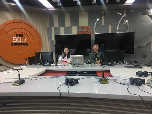 辉腾金控江阴市场负责人杨德财先生在江阴广播电台受访