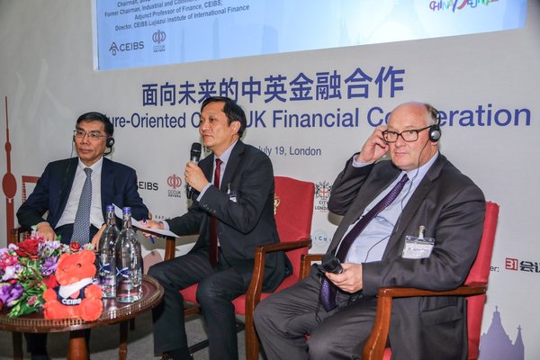 Prof. Jianqing JIANG, Chairman, SINO-CEEF Capital Management Company, and Sir Douglas Flint, UK Government’s Special Envoy to the Belt & Road Initiative engage in a high-end dialogue moderated by CEIBS Dean Ding Yuan during a July 19 forum in London. 