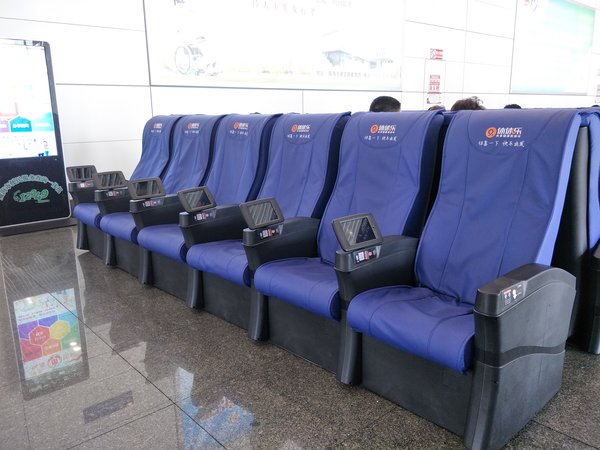近200台9点休休乐共享健康椅在威海火车站投入使用