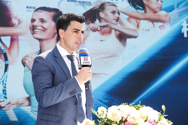 개막 연설을 하는 WTA Elite Trophy Zhuhai 토너먼트 이사 Jose Miguel Garcia