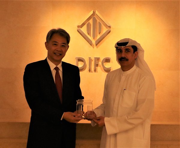 迪拜国际金融中心行政长官艾萨-卡辛姆阁下（Essa Kazim）与光大集团董事长李晓鹏出席签字仪式，并见证备忘录签署