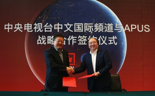 中央电视台中文国际频道总监李欣雁（左）与APUS创始人兼CEO李涛（右）