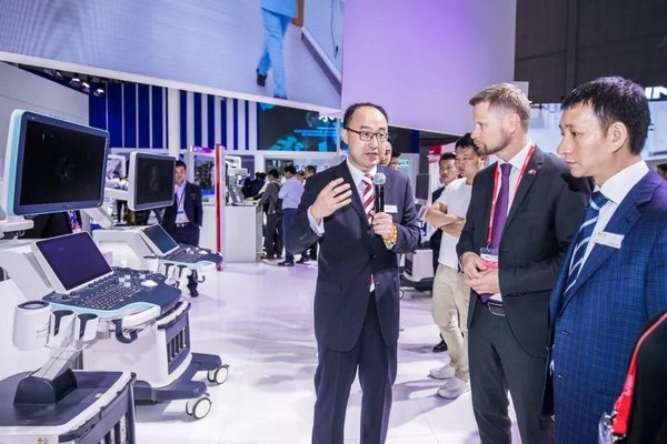 2018年CMEF中国国际医疗器械展上挪威卫生部官员询问迈瑞超声产品