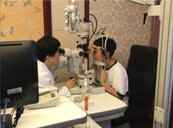 眼科医生为儿童进行视力检查
