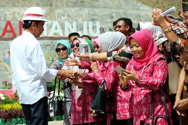 Presiden Jokowi melayani permintaan warga ber-swafoto, sebelum menyampaikan pidato dalam peresmian bendungan Tanju hari ini.