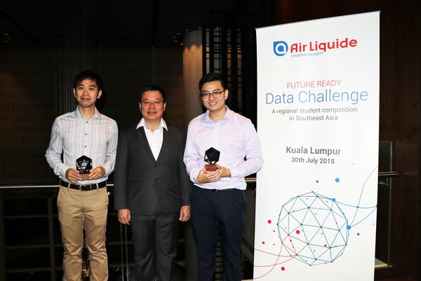Left to Right: Wang Sheng Liu from Nanyang Technological University, Singapore, Mr Ng Boon Hai, VP for Southeast Asia Cluster Air Liquide, Perry Wang from National University of Singapore.