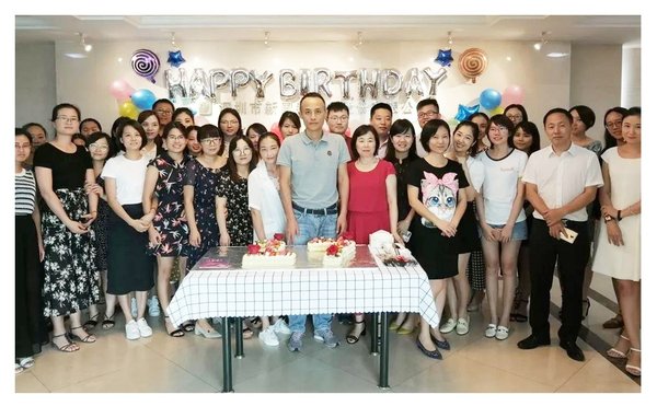总裁刘祥与员工一起庆祝新国都十七岁生日