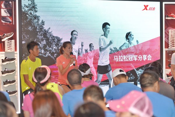 马拉松冠军何引丽、李春晖与跑友们进行了精彩分享会