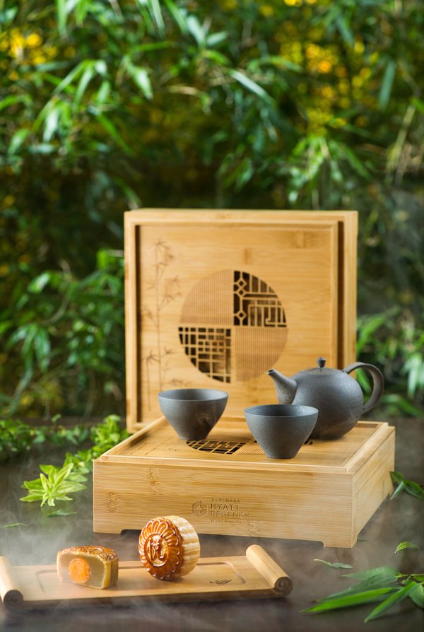 Hyatt Regency Beijing Wangjing creates a delightful festival reunion for you and your family with its deluxe mooncake gift box . All mooncakes are presented in carefully crafted box made out of bamboo. The exquisite pattern shows a beautiful picture of “a view from the window with moon and bamboo” which represents the traditional oriental aesthetic, making it an elegant present for friends and relatives this festive season.
