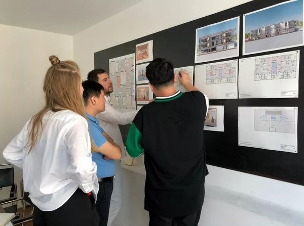 在亚历山大-菲纳克思的工作室讨论上海菲园的设计方案
