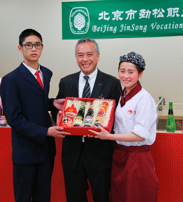 2018年4月，李惠中主席亲切看望希望厨师