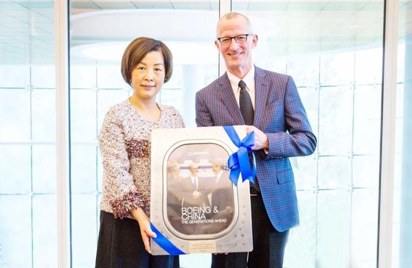 Wang Rong, Chairwoman & President, CMIG Leasing Group, serta Jeremy Griffin, President, Boeing Global Leasing