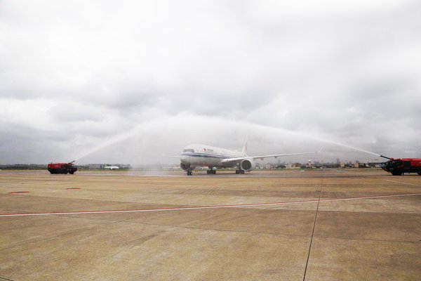 机场以水门仪式隆重欢迎首航航班抵达